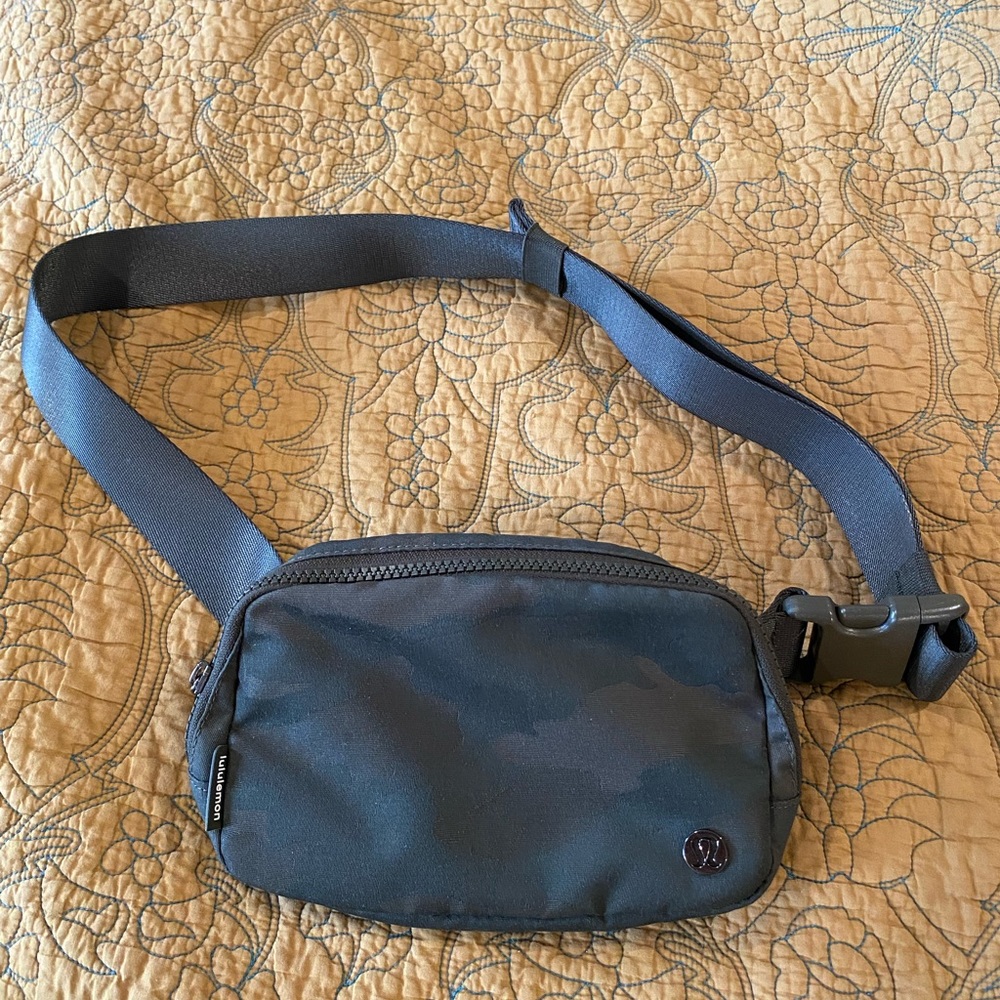 Lululemon rare, gorgeous camo / green) bag
